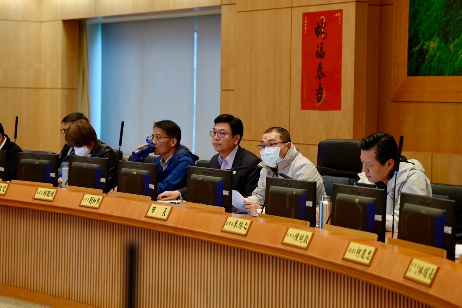 新北市長侯友宜（右2）聽取新北大巨蛋報告。圖／取自新北市府城鄉發展局官網