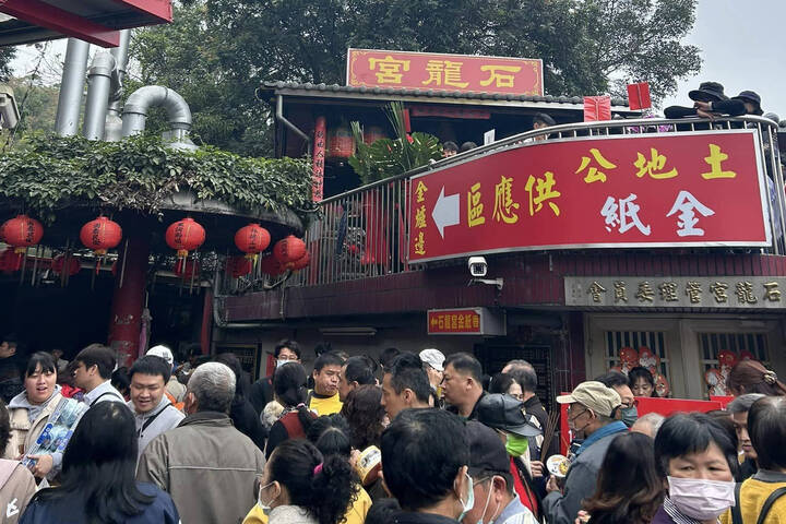 南投中寮知名的「泡麵土地公」石龍宮一年四季香火鼎盛。圖/取自《臉書》泡麵土地公粉專
