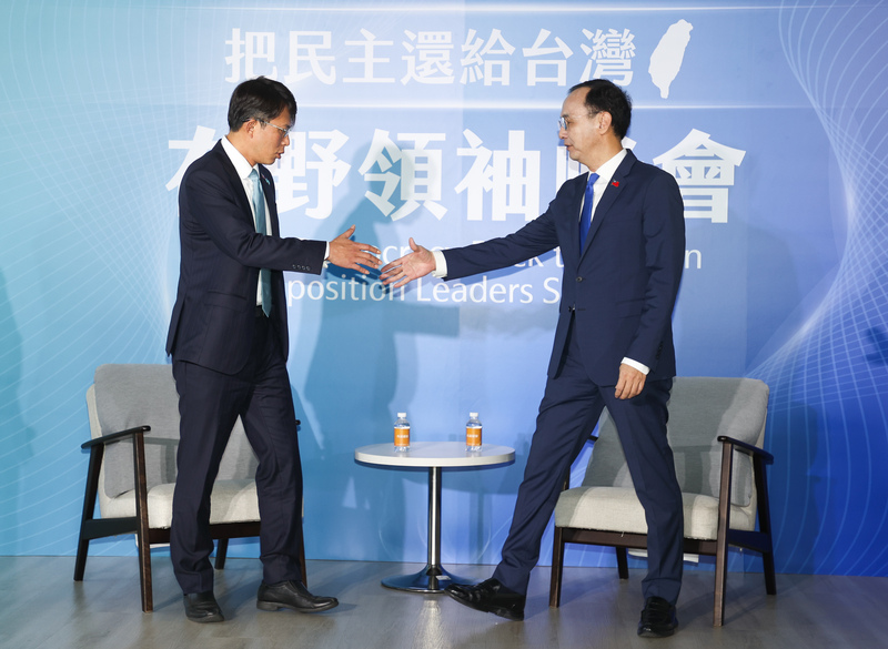 國民黨主席朱立倫（右）、民眾黨主席黃國昌（左）22日在台北出席「把民主還給台灣：在野領袖峰會」，兩人會前握手致意。圖/中央社