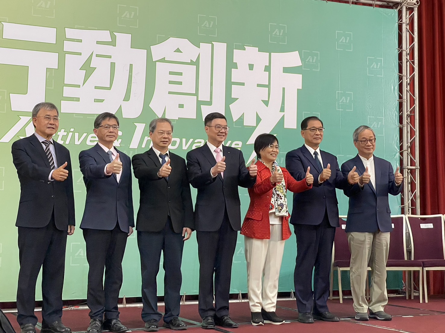 準閣揆卓榮泰公布第二波內閣名單，共有5位部會首長出爐，包括內政部長劉世芳(右3)、交通部長李孟諺(左2)、法務部長鄭銘謙(右2)、教育部長鄭英耀(左1)和文化部長李遠(右1)。圖/林睿康攝