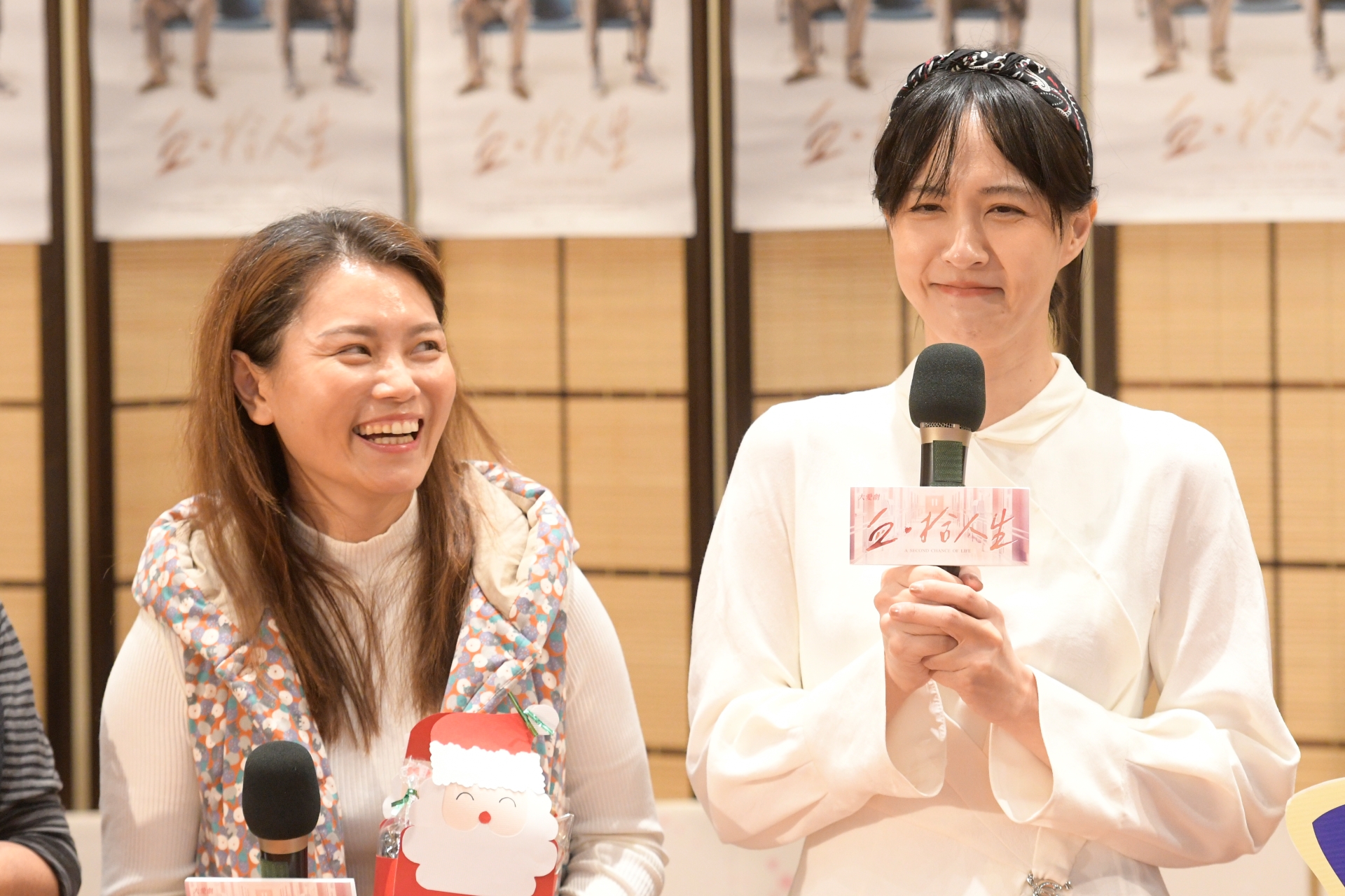 魏蔓(右)與原型角色「李亞倪」同台宣傳《血‧拾人生》。圖/大愛電視台提供