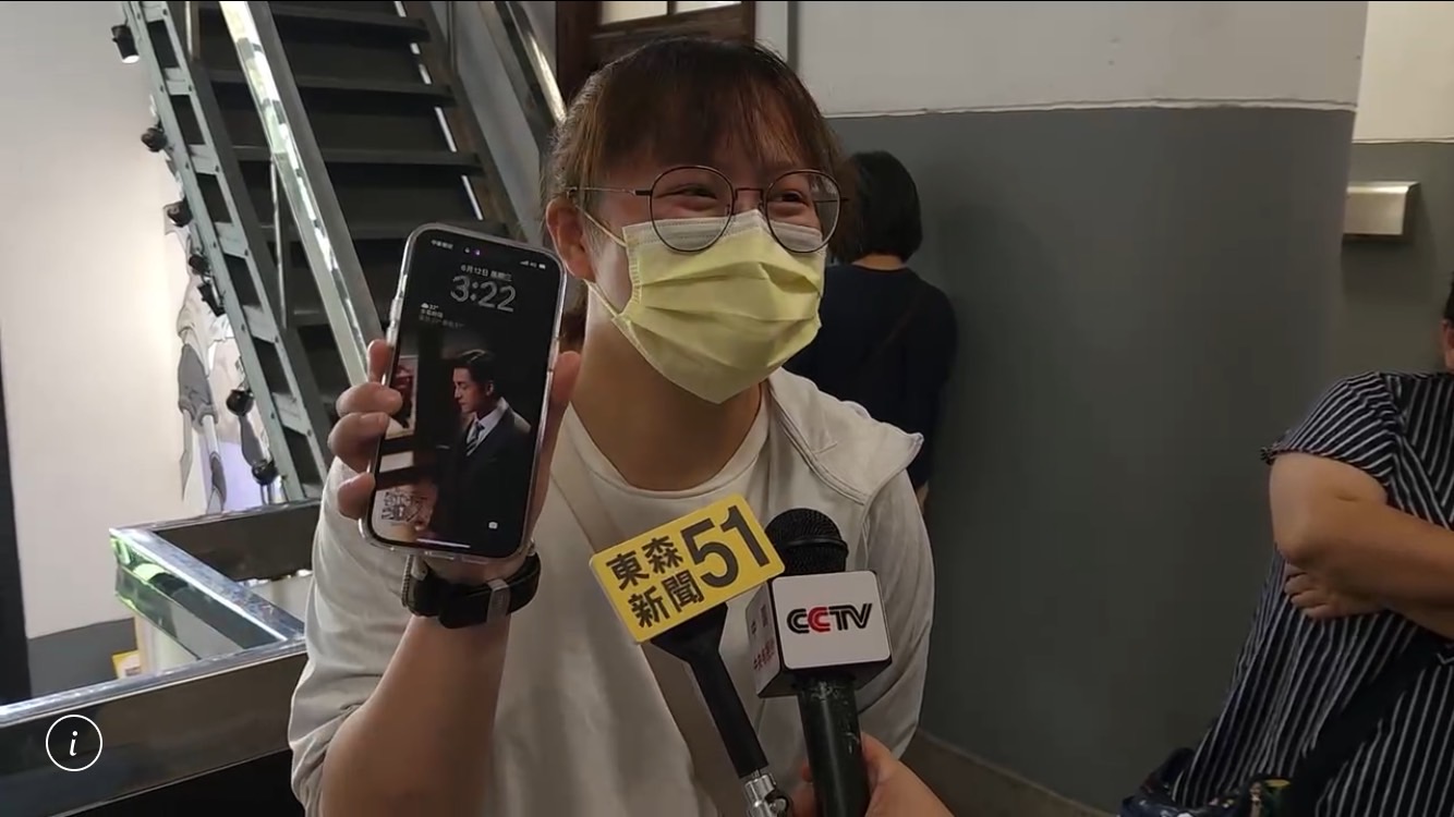 有台灣女粉絲受訪時大方秀出胡歌照片的手機鎖定螢幕。