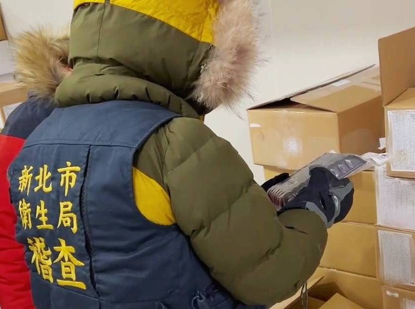 衛生局在業者倉儲中查獲逾標示賞味期限的產品，但業者堅稱依據原廠提供資料改以冷凍保存可延長有效日期，所以產品並未過期。圖/取自新北市政府衛生局網站