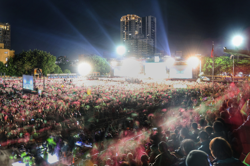 民進黨12日晚間選前之夜造勢晚會在新北市板橋區登場,傍晚起現場持續湧入支持者。圖/中央社