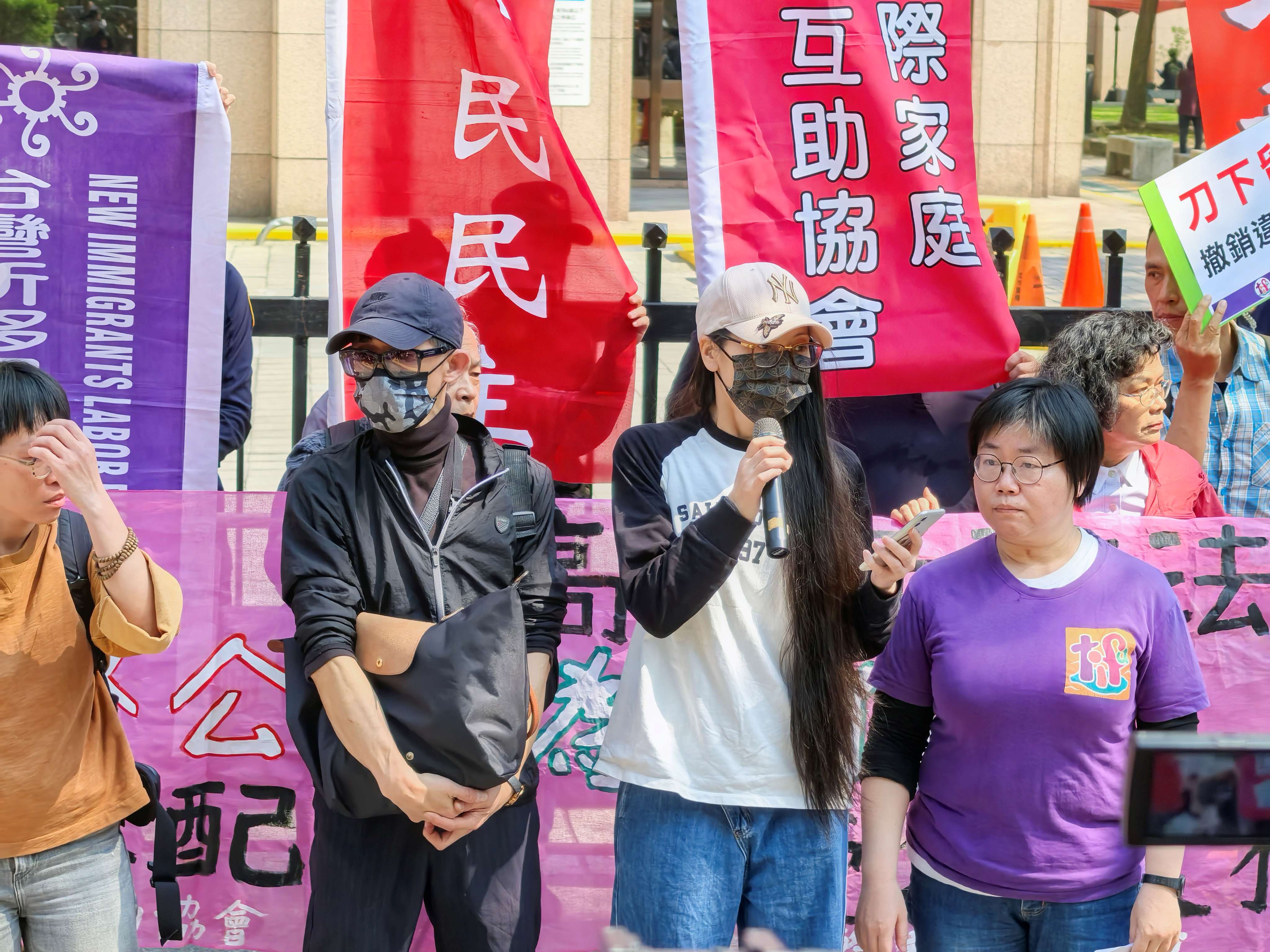 陸配劉振亞(右2)和老公(左2)25日在內政部前，抗議移民署違反國際公約侵犯人權。圖/記者孫係繁攝