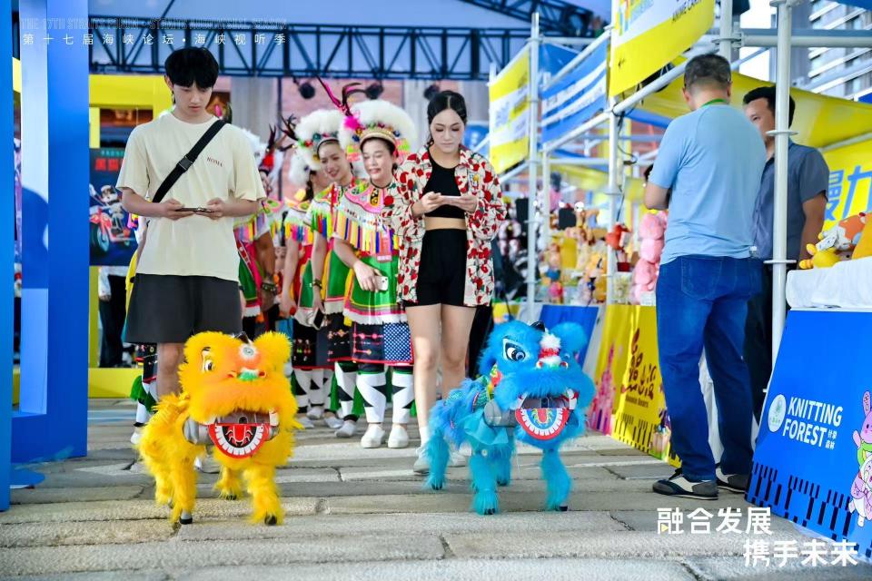 兩岸動漫秀14日展開，吸引兩岸不少年人參會，圖為動漫秀現場。圖／取自央廣國際在線