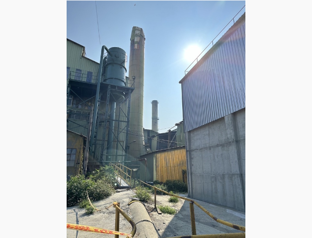 台糖虎尾廠百年煙囪不敵強震，斷裂掉落。圖/中央社