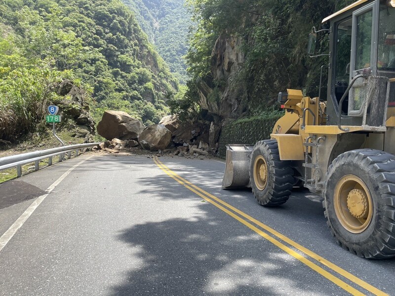 中橫公路台8線178k布洛灣路段30日上午道路上邊坡坍方，工務段出動人員、機械前往搶修。圖/中央社