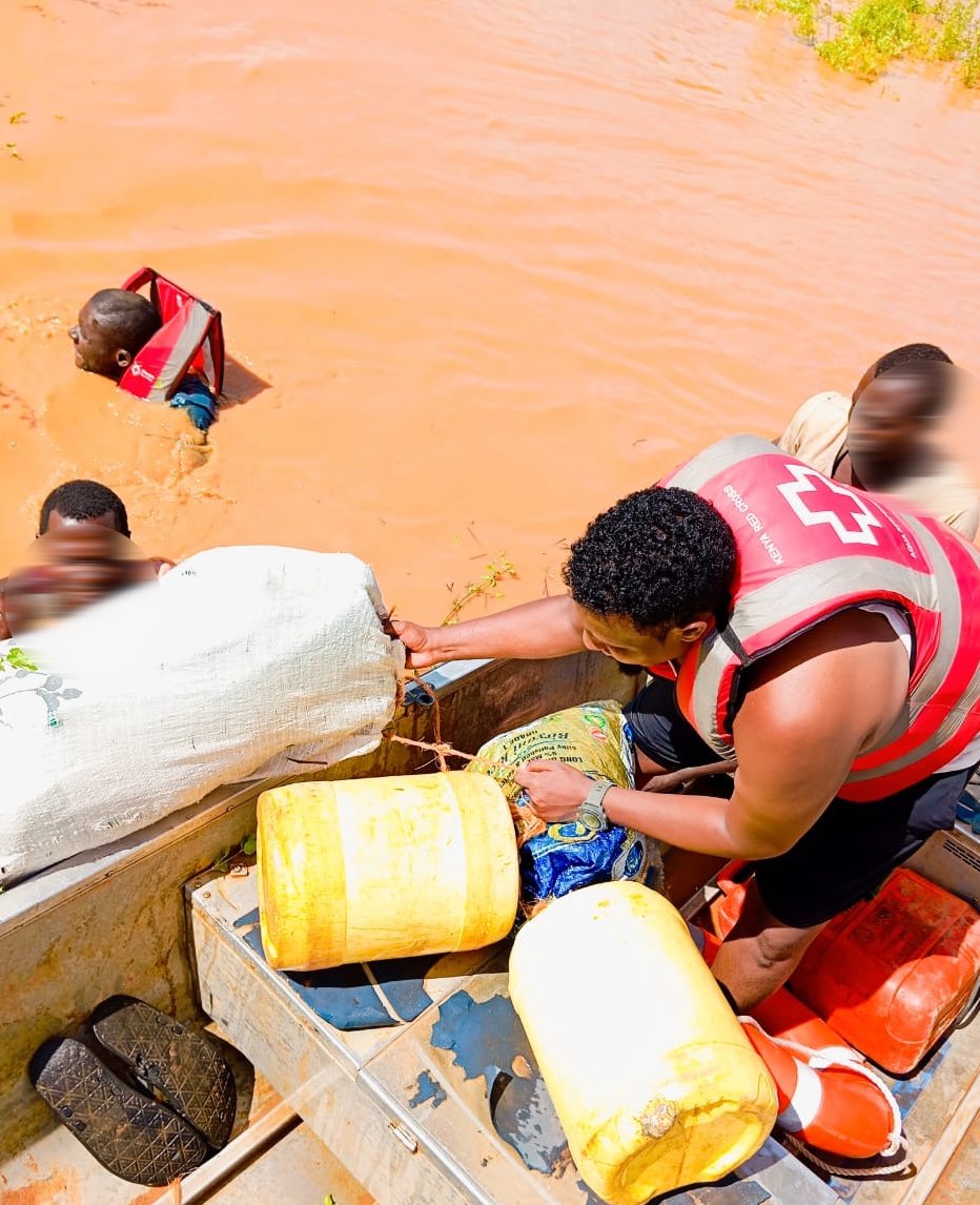 肯亞紅十字會人員在現場救災。圖/取自非洲紅十字會官方《推特》