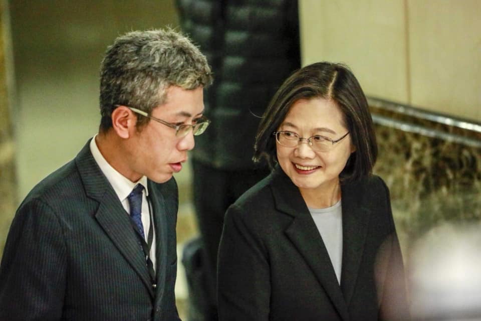 丁允恭（左）2019年任總統府發言人，一年後因爆高雄市新聞局長任內「情色風暴」請辭。圖／取自丁允恭臉書