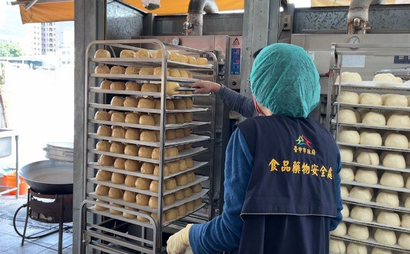 台中市食藥處針對中式炊蒸食品製造業及販賣業展開稽查,發現一家40年老字號饅頭店內含甜味劑。圖/中央社