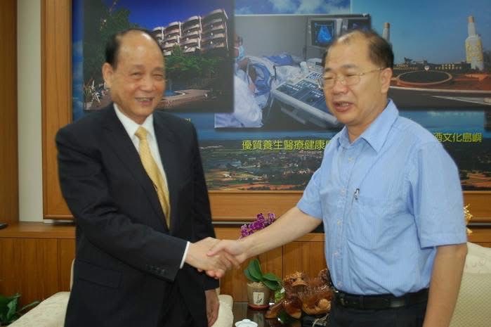 前金門縣長李沃士（右）因貪汙遭判刑七年半。圖/取自國民黨桃園市黨部臉書粉絲團