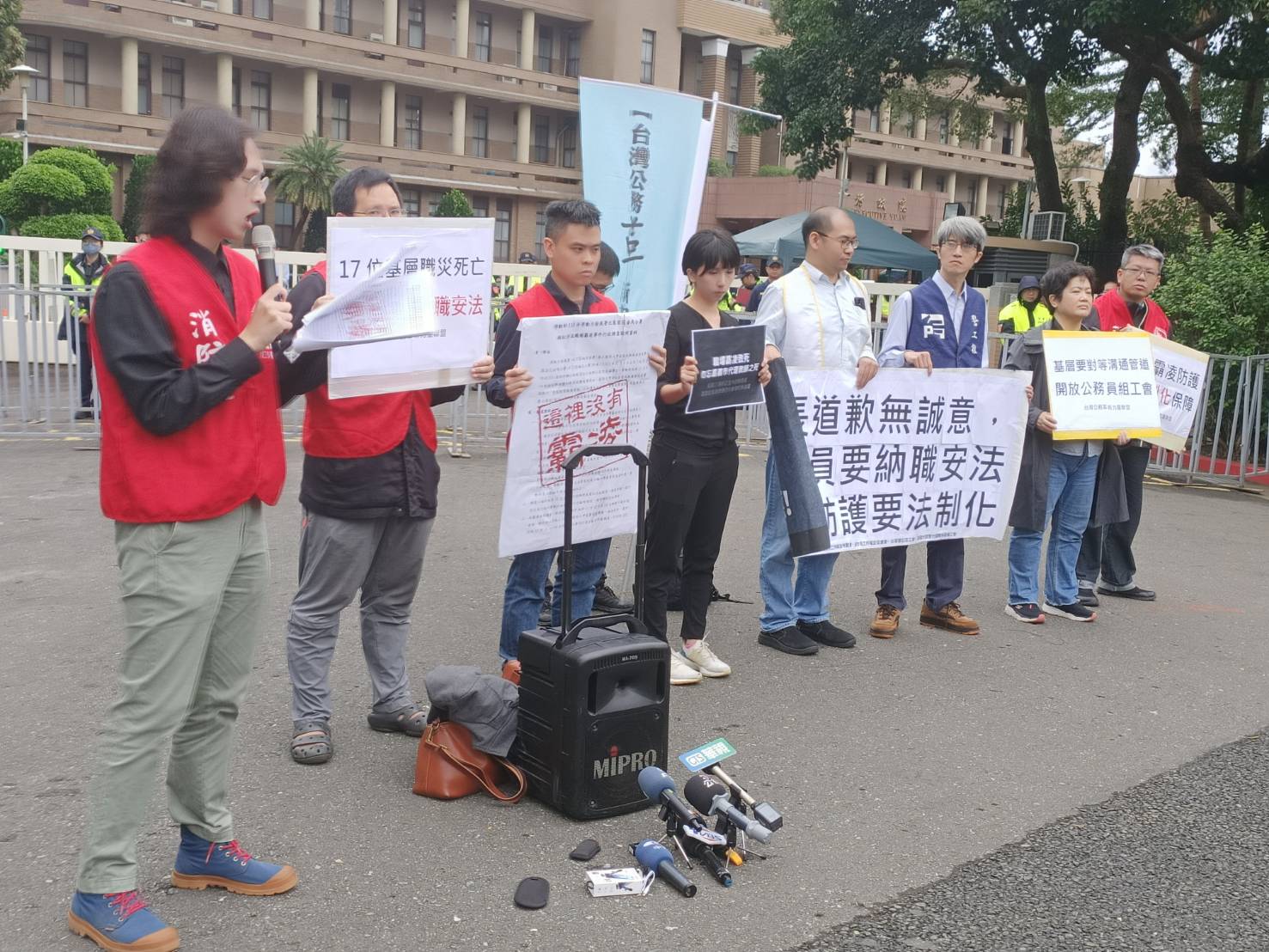 包括警察、消防員、代理代課教師等相關工會22日在行政院前召開記者會，要求基層公務員也應該納入《職業安全衛生法》，免受職業霸凌威脅。圖／簡立欣攝