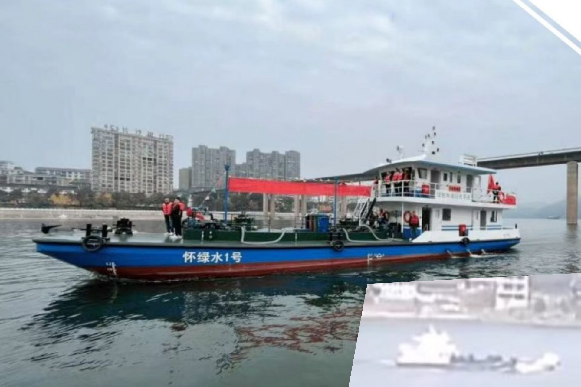 湖南沅陵沅水流域發生一起油汙清理船與客船相撞事故，導致客船側翻沉沒，客船19人落水，其中3人獲救。大圖為油污清理船（懷綠水1號），右下圖為當時撞船畫面。圖/取自新京報