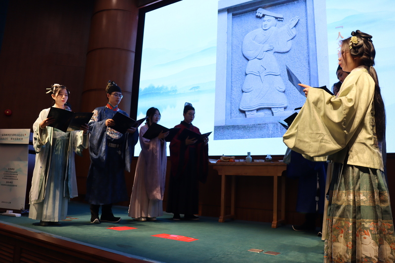 第11屆海峽兩岸清明文化論壇31日在上海華東師範大學舉行，開幕活動包括「兩岸青年學子祭祀黃帝儀式展演」。 圖/中央社