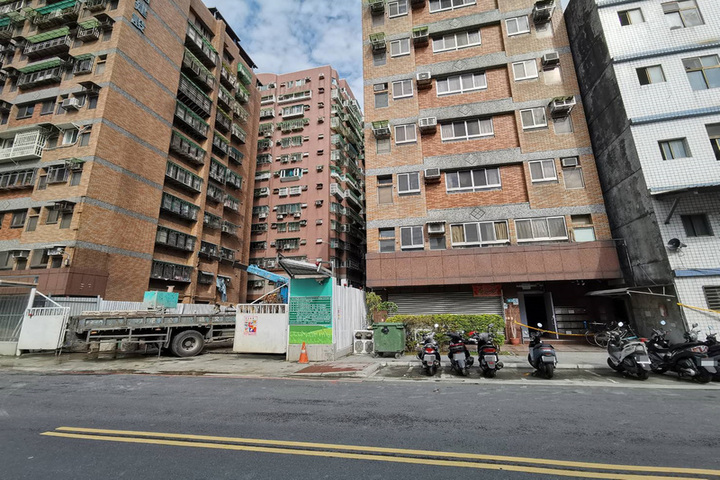 新北三重工地滲水釀災，警消仍戒備。圖/取自中央社 