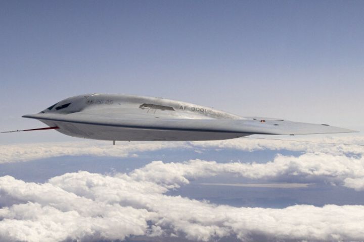 B-21「突襲者」(Raider)轟炸機在美國加州愛德華茲空軍基地(Edwards AFB)進行飛行訓練。圖/取自US Air Force