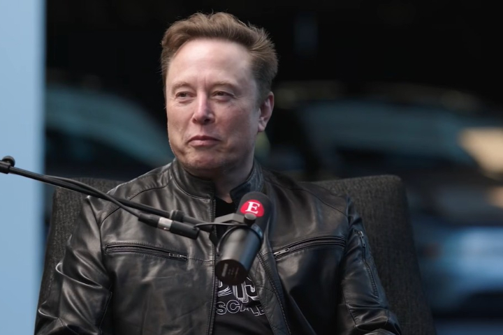 特斯拉執行長馬斯克直言美國對中國的晶片封鎖難以改變AI競賽結果。圖/取自經濟學人 YouTube頻道