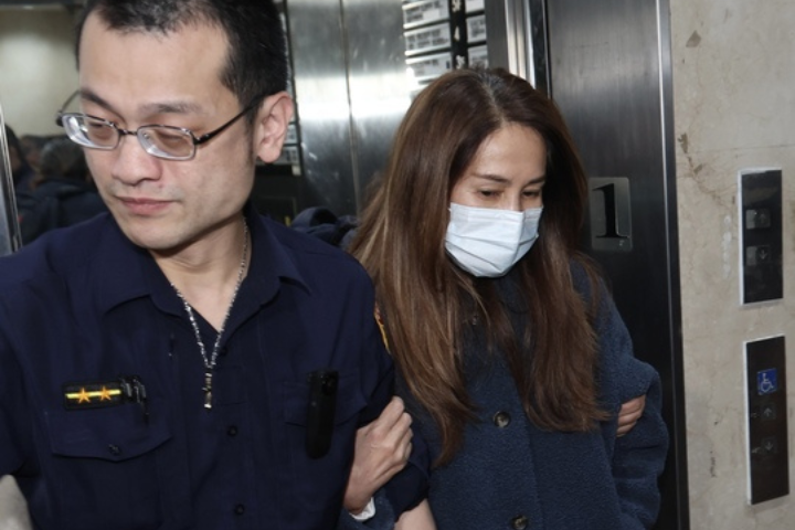 台北地檢署偵辦無黨籍立委高金素梅涉詐領助理費等3案。高金素梅11日凌晨到北檢複訊時,因身體不適,檢察官諭知限制出境出海,將擇期再訊問。圖/中央社