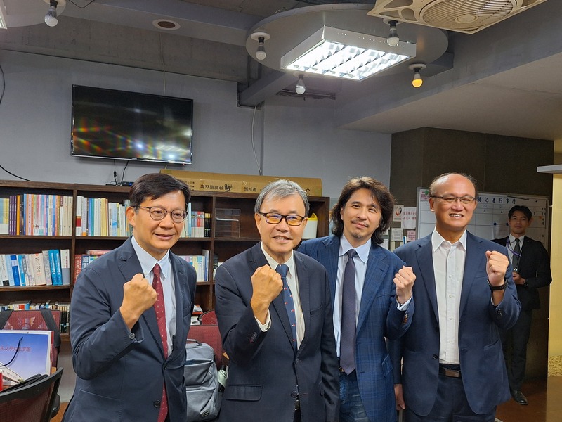 教育部長鄭英耀（左二）上任，21日帶領政務次長張廖萬堅（左）、葉丙成（左三）及常務次長林騰蛟（左四）一同向媒體說明教育政策理念。圖/中央社