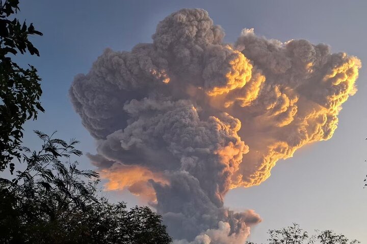 印尼最活躍火山連續噴發　熔岩火山灰達10公里高空多村遭埋