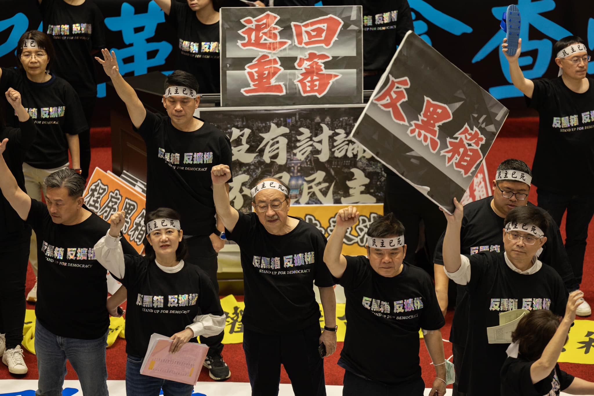 國會改革五法預計28日可三讀，但反對「國會改革五法」的民進黨立院核心成員穿著書寫著「反黑箱，反擴權」黑衫，在立院抗議。圖／取自柯建銘臉書