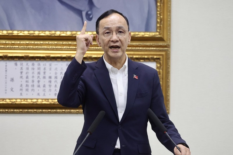 國民黨主席朱立倫（圖）9日在中常會上表示，既然民進黨不願意針對國防、社會再行另設特別預算，那就各退一步，國民黨只要求增加普發全民現金新台幣1萬元，經濟補貼部分應從增加至3200億元。圖/中央社 