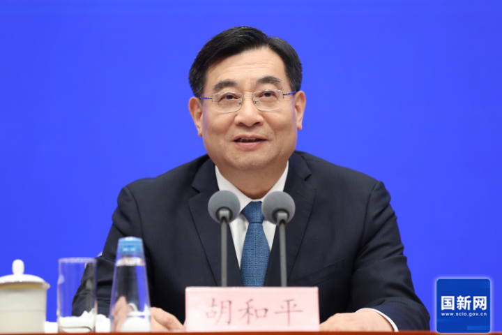 中共中宣部副部長胡和平在記者會上，介紹了9月3日為主的紀念活動及抗戰80周年的準備工作。圖／取自國新網