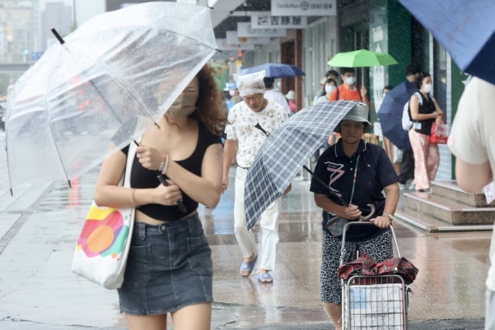 滯留鋒面天氣不穩定各地有雨　台南以南、花東大雨特報