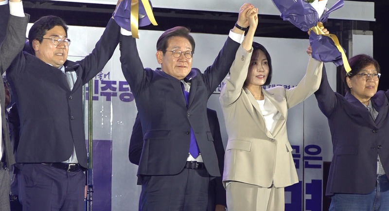 新任韓國大統領李在明與夫人一同向支持者致意。圖/中央社