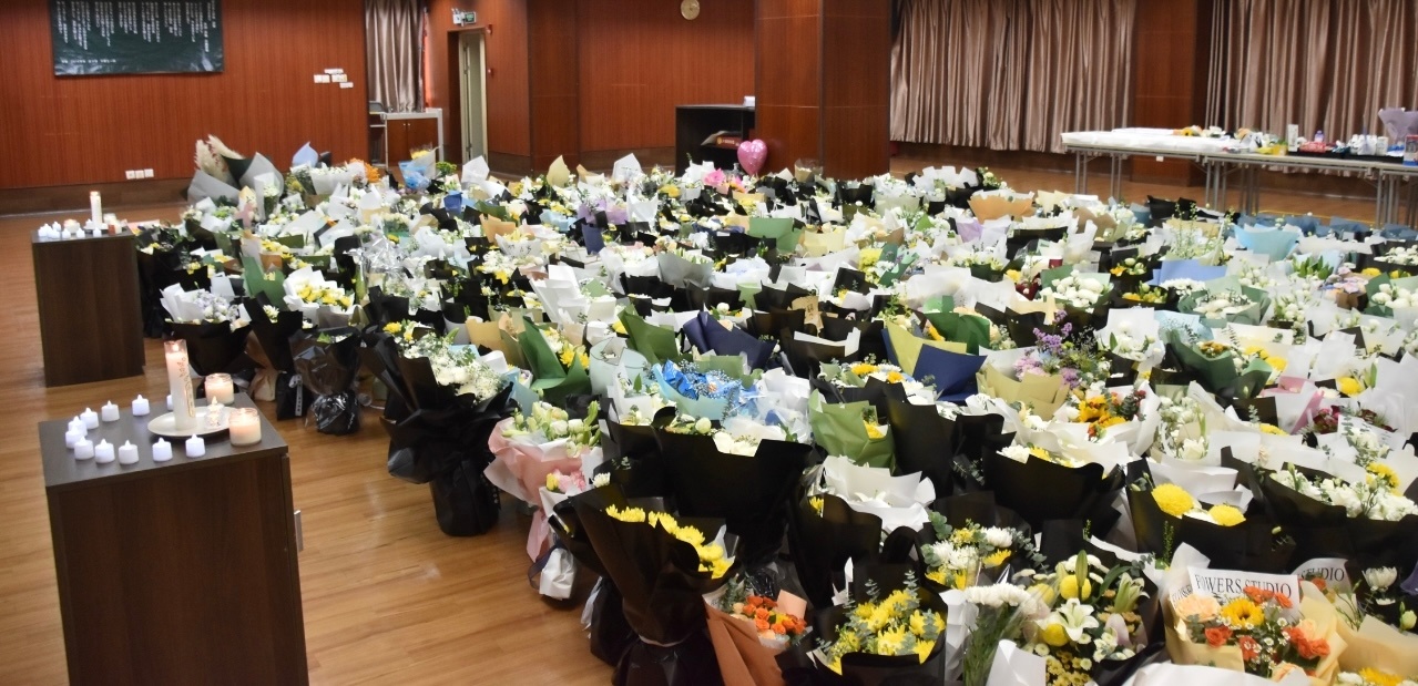今年9月18日深圳日本人學校10歲男童遭刺傷不治後，校內湧入逾千束慰問花束。圖/取自日本國駐廣州總領事館微博