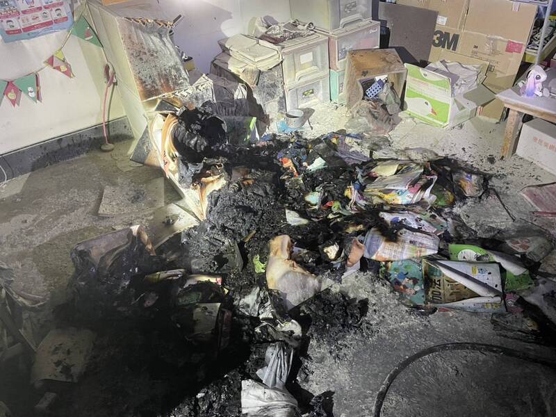 澎湖花嶼國小23日晚間遭祝融燒光課本，校方緊急宣布24日停課一天整理火場。圖/中央社