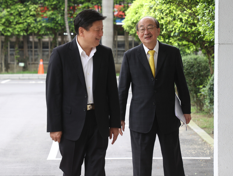 國民兩黨兩大黨鞭狹路相逢！民進黨立院黨團總召柯建銘嗆藍不敢提「倒閣」，「希望他們勇敢一點。」圖／中央社
