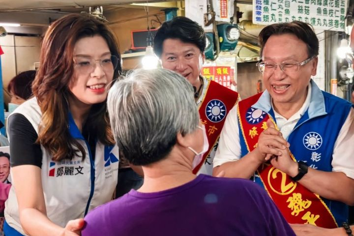 鄭麗文與魏平政掃街　彰化攤商喊「凍蒜」　菜販驚呼：怎麼這麼高
