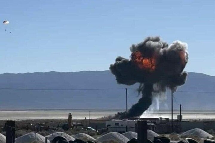 美空軍F-16戰機墜毀加州沙漠　飛行員成功彈射逃生