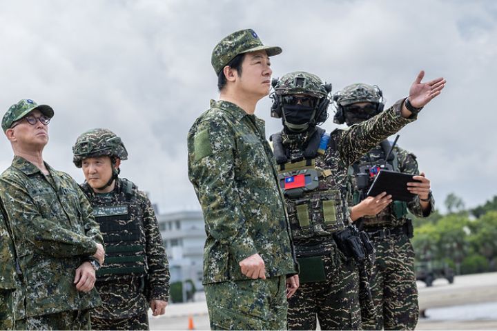 民進黨以抗中作戰略選擇，投票前一日，國防部特意公布台海周邊共有33架次的解放軍機艦擾台。圖為賴總統視察漢光演習。圖/取自總統府flickr
