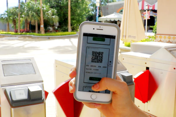 樂園推動無紙化入園，掃QR CODE節省紙張使用。圖/麗寶集團提供