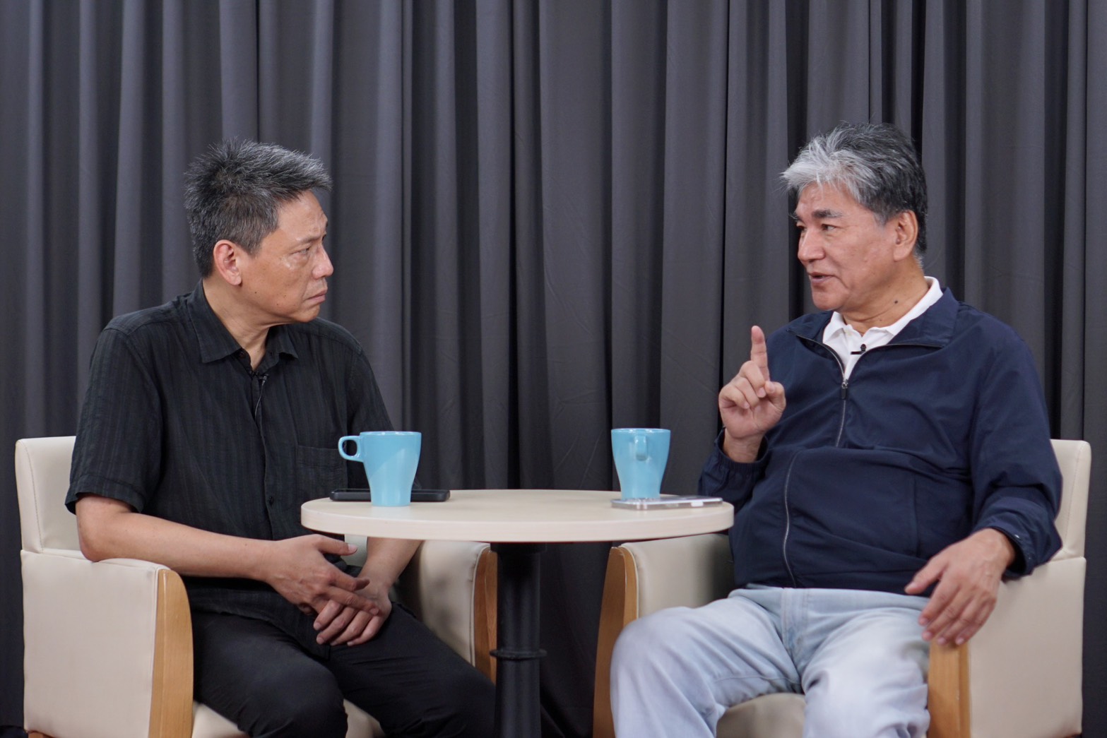 李鴻源（右）在謝寒冰（左）主持的節目中提議在馬太鞍溪建立「超級大壩」，重建光復鄉。圖/記者梁鴻欣攝