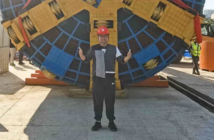 一位異國領導人的一個小小動作,影響了澎湃的一生。圖為在工程單位工作的澎湃。圖/取自文匯網