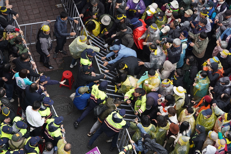 立法院今（20日）內外皆爆發衝突，場外抗議民眾欲衝入立法院。圖/中央社