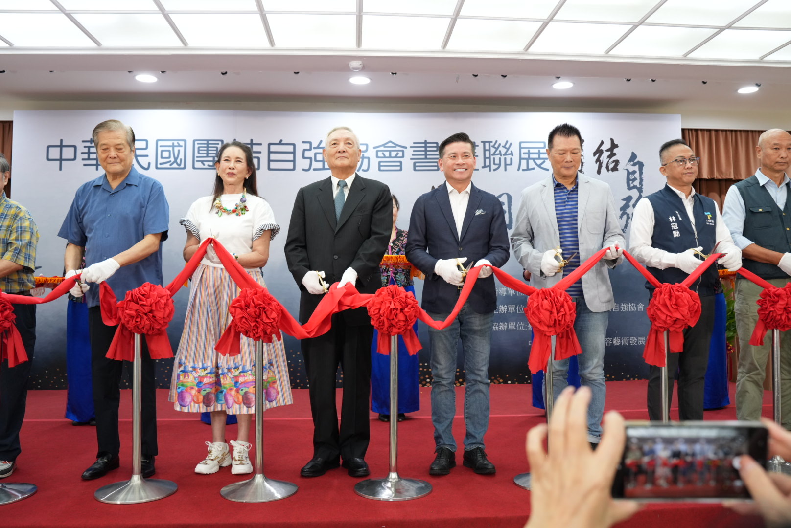 「墨韻同心.團結自強-中華民國團結自強協會書畫美展」14日於台北市議會1樓交誼廳舉行開幕典禮,各界人士冠蓋雲集,與會人士共同剪綵。圖/記者陳思豪攝
