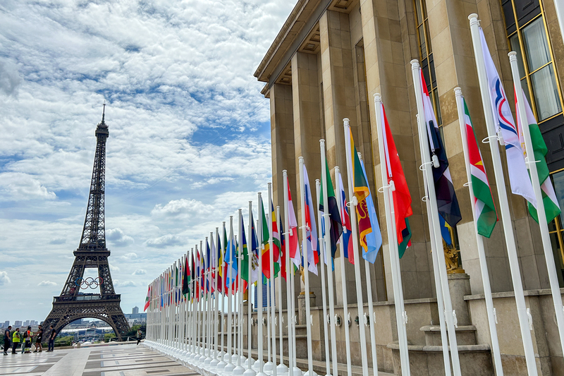 2024巴黎奧運將在當地時間26日正式開幕，開幕典禮會場夏佑宮（Palais de Chaillot）25日可見各國旗幟ㄧ字排開。圖/中央社