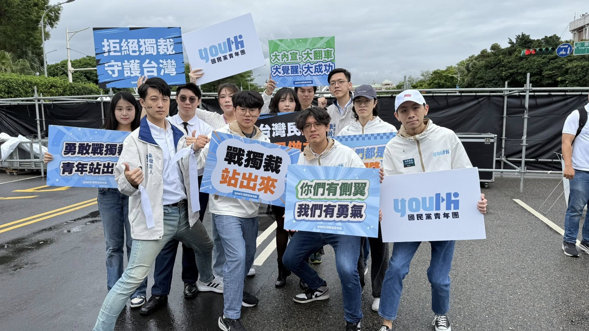 「反惡罷，戰獨裁」是國民黨面對大罷免的主要口號，小笠原認為對大罷免產生效果。圖／取自國民黨青年團臉書