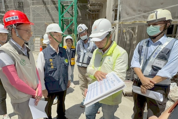 防治登革熱  羅一鈞到高雄視察社宅工地