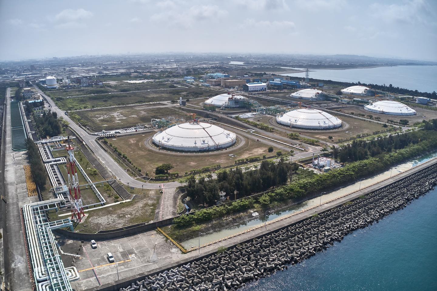 高雄永安液化天然氣接收港就位在永新漁港旁。圖／取自中國石油臉書