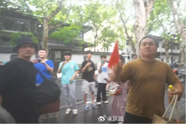 一名手持五星旗、模仿卤鹅哥風格的男子，對館長叫駡。圖/取自京吃微博
