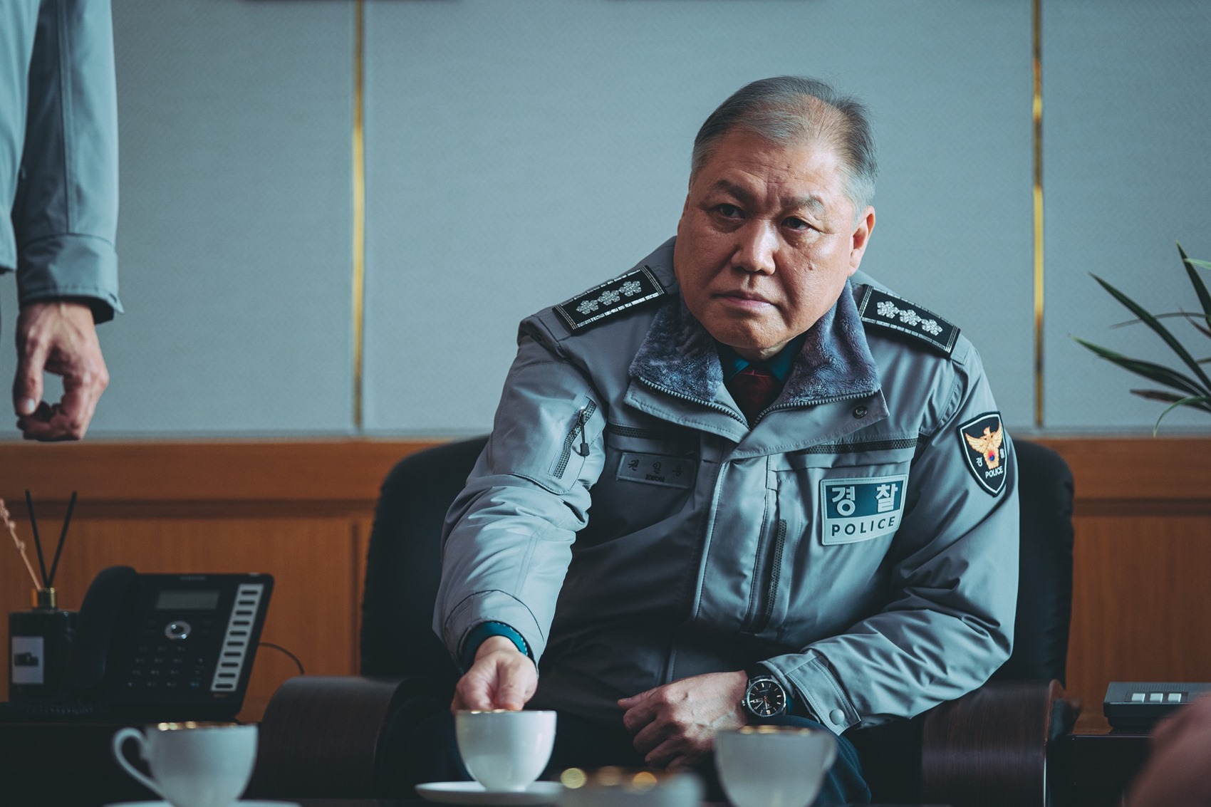 韓國首位犯罪側寫師權一容教授驚喜現身《犯罪都市4》飾演警察廳長。圖/車庫娛樂提供 