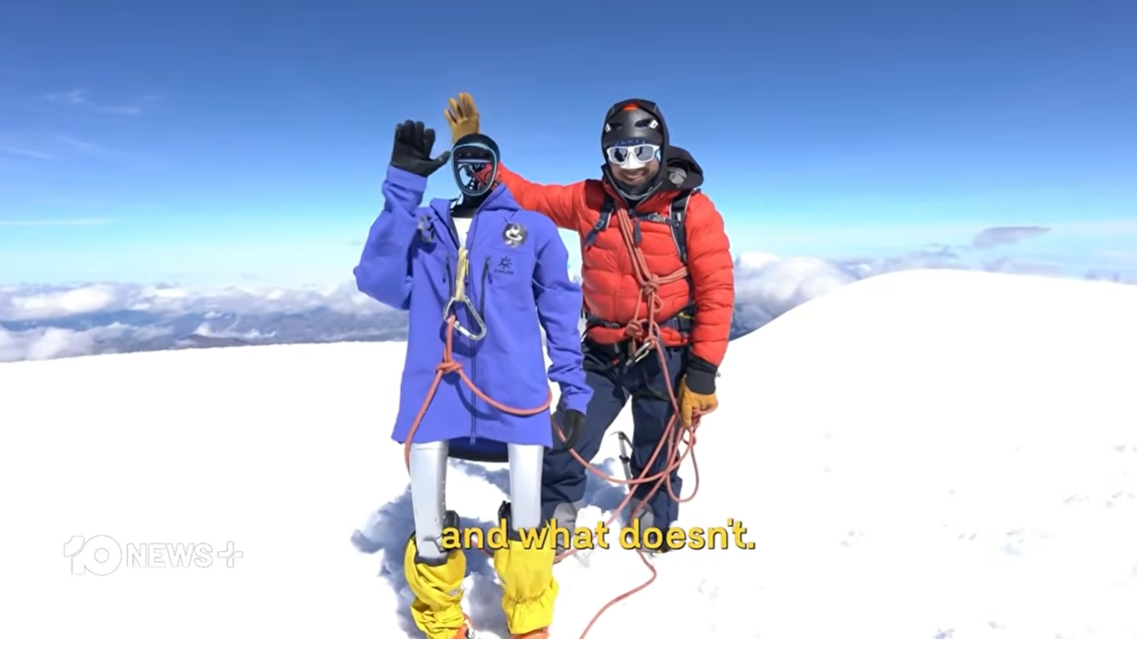 「邊巴」與隊友登上厄瓜多超過6000公尺的欽博拉索火山。圖/翻攝自 10 News YT頻道