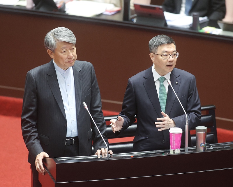 行政院長卓榮泰7日赴立法院施政報告及備詢，國民黨立委徐巧芯質詢時關心電力問題，她稱全世界都知道台灣的電不夠，只有民進黨政府在裝睡，而且經濟部長郭智輝（左）與卓榮泰（右）的看法不同。圖/中央社