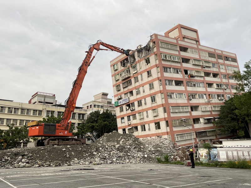 花蓮0403大地震導致多處樓房受損，地震速度成為很多人想了解震情工具。圖為花蓮統帥飯店26日開拆。圖／中央社